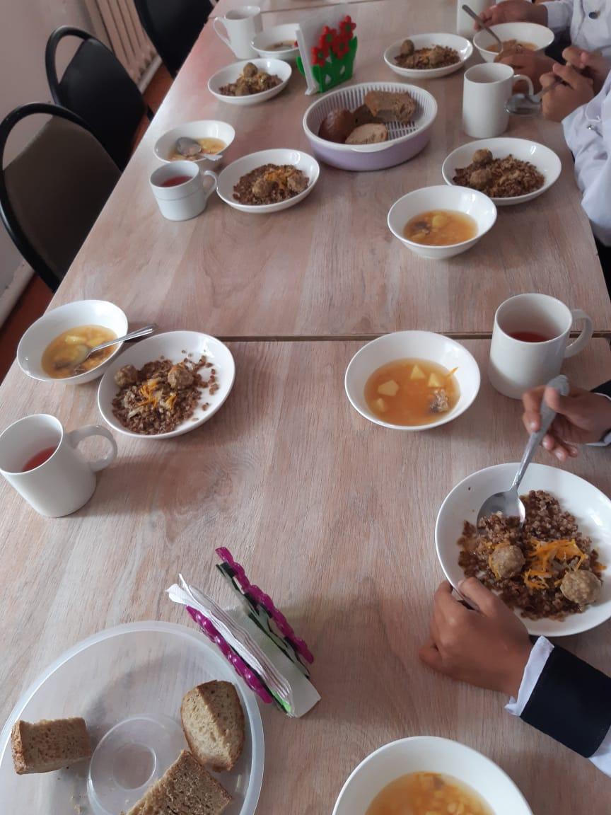 Оян ауылындағы МДШО бар орта мектебінің жалпыға бірдей ыстық тамақпен қамтылған оқущылардың тамақтануы 1-ауысым 1-4 сыныптар, 2-ауысым 5-11 сыныптар.