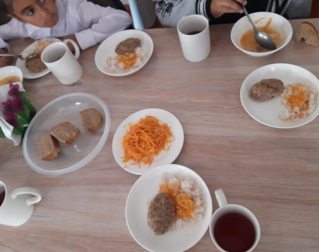 Ыстық тамақпен қамтылған оқушылардың тамақтануы