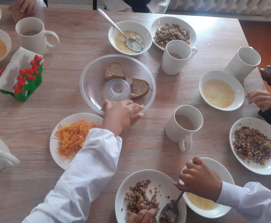 Ыстық тамақпен қамтылған оушылардың тамақтануы