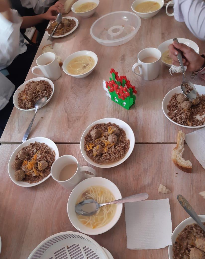 Ыстық тамақпен қамтылған оқушылардың тамақтануы