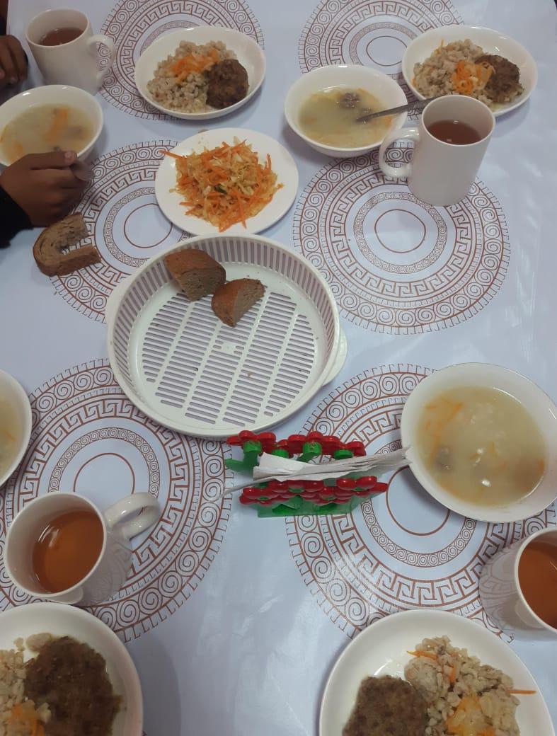 Ыстық тамақпен қамтылған оқушылардың тамақтануы