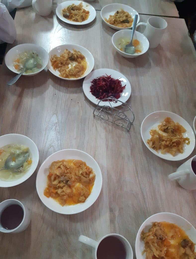 Ыстық тамақпен қамтылған оқушылардың тамақтануы