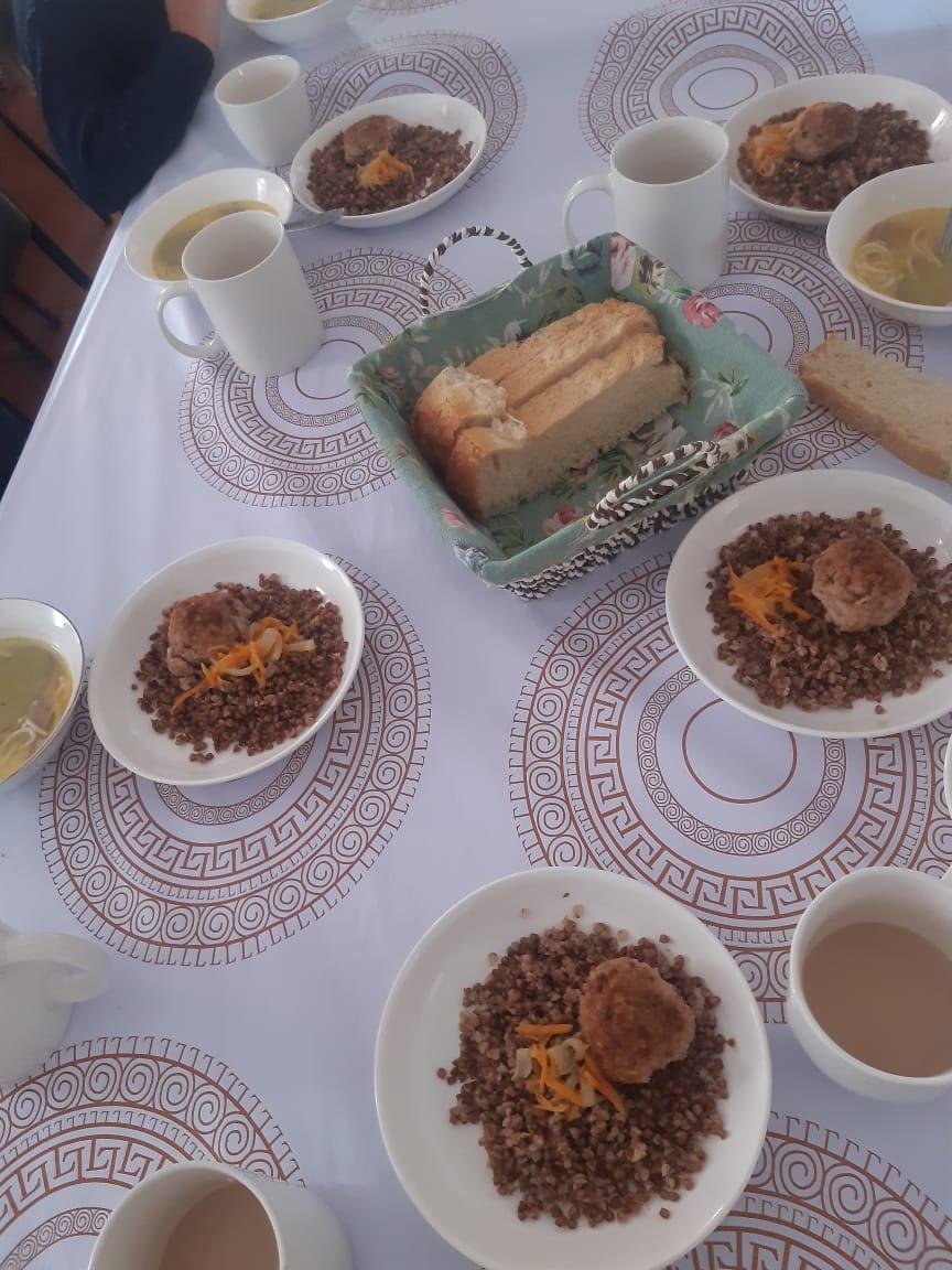 Ыстық тамақпен қамтылған оқушылардың тамақтануы