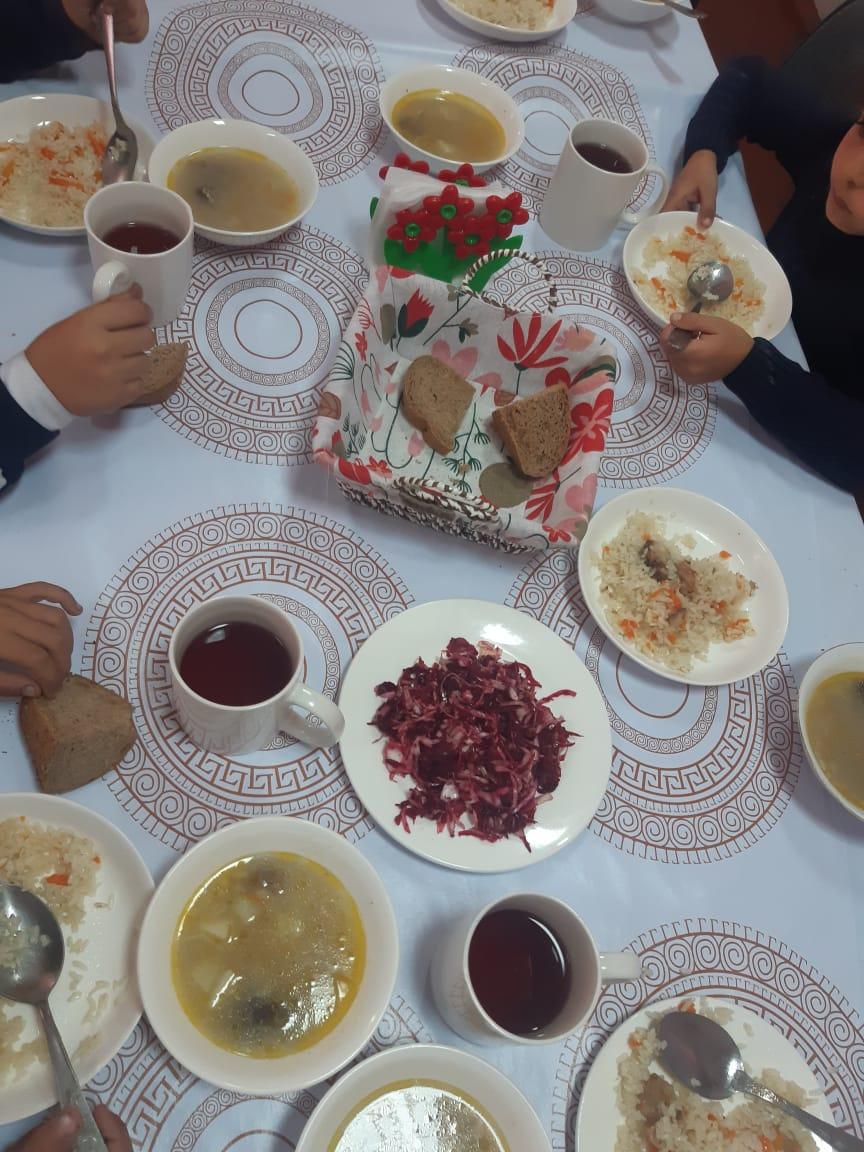 Ыстық тамақпен қамтылған оқушылардың тамақтануы