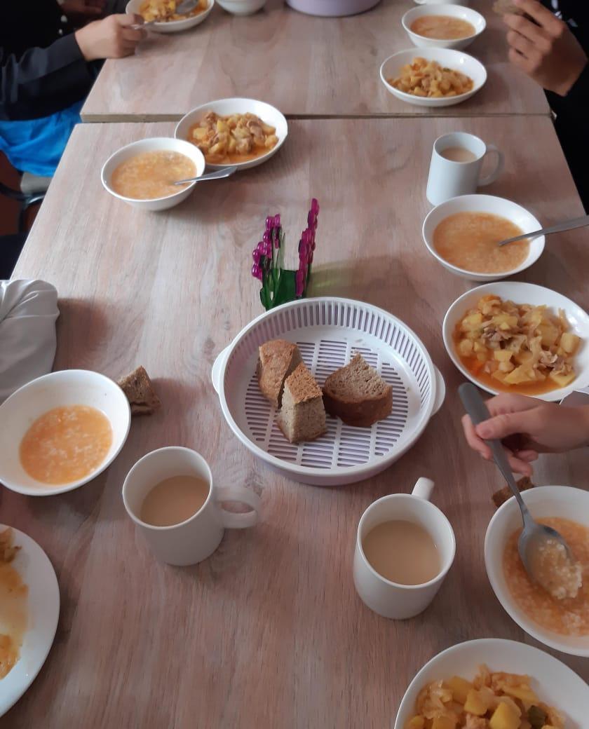 Ыстық тамақпен қамтылған оқушылардың тамақтануы