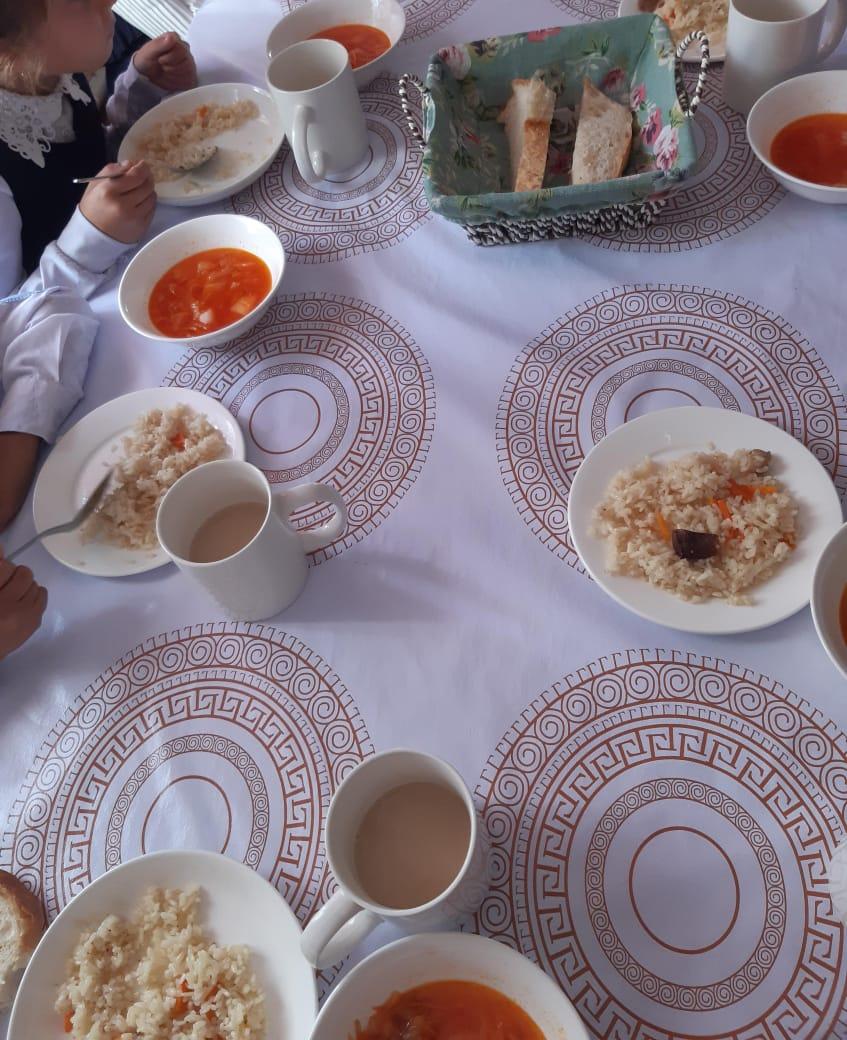 Ыстық тамақпен қамтылған оқушылардың тамақтануы