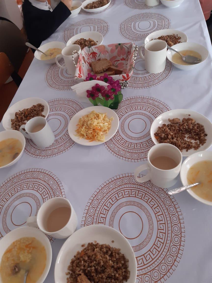 Ыстық тамақпен қамтылған оқушылардың тамақтануы