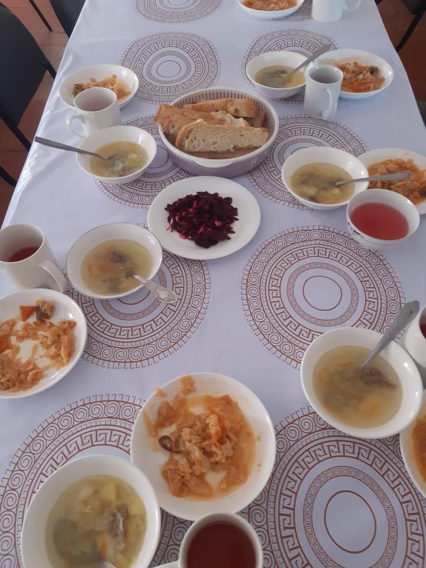 Ыстық тамақпен қамтылған оқушылардың тамақтануы