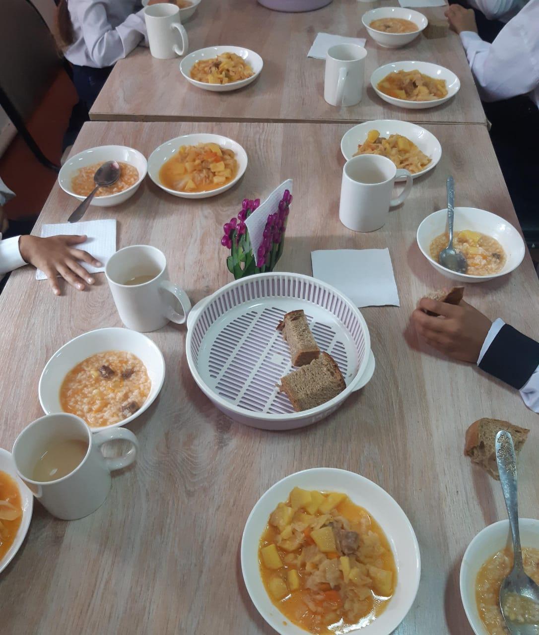 Ыстық тамақпен қамтылған оқушылардың тамақтануы