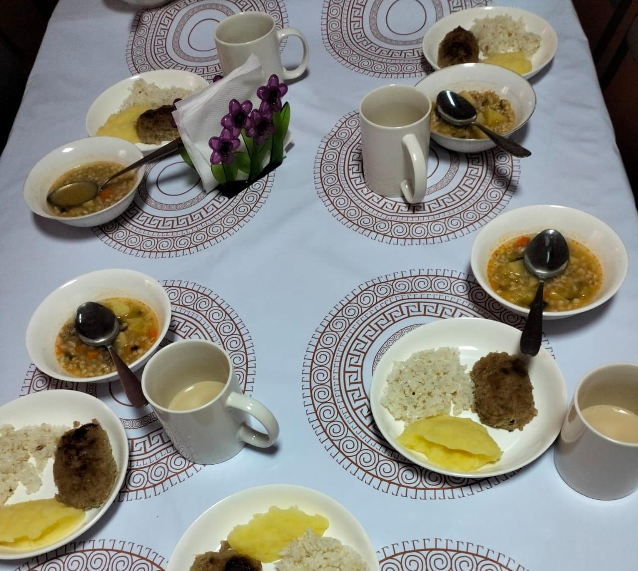 Ыстық тамақпен қамтылған оқушылардың тамақтануы