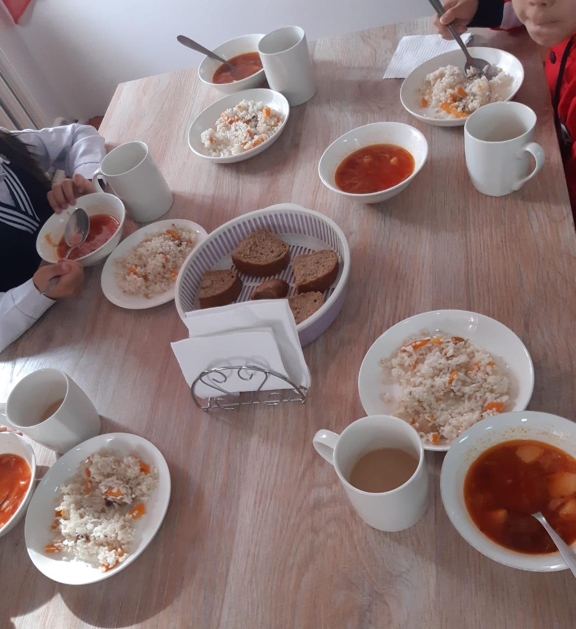 Ыстық тамақпен қамтылған оқушылардың тамақтануы