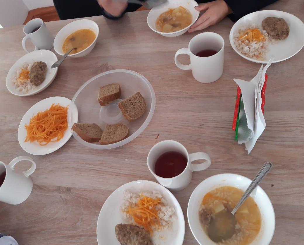 Ыстық тамақпен қамтылған оқушылардың тамақтануы