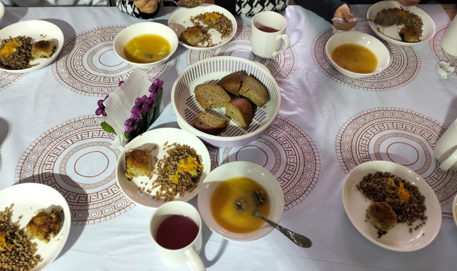 Ыстық тамақпен қамтылған оқушылардың тамақтануы