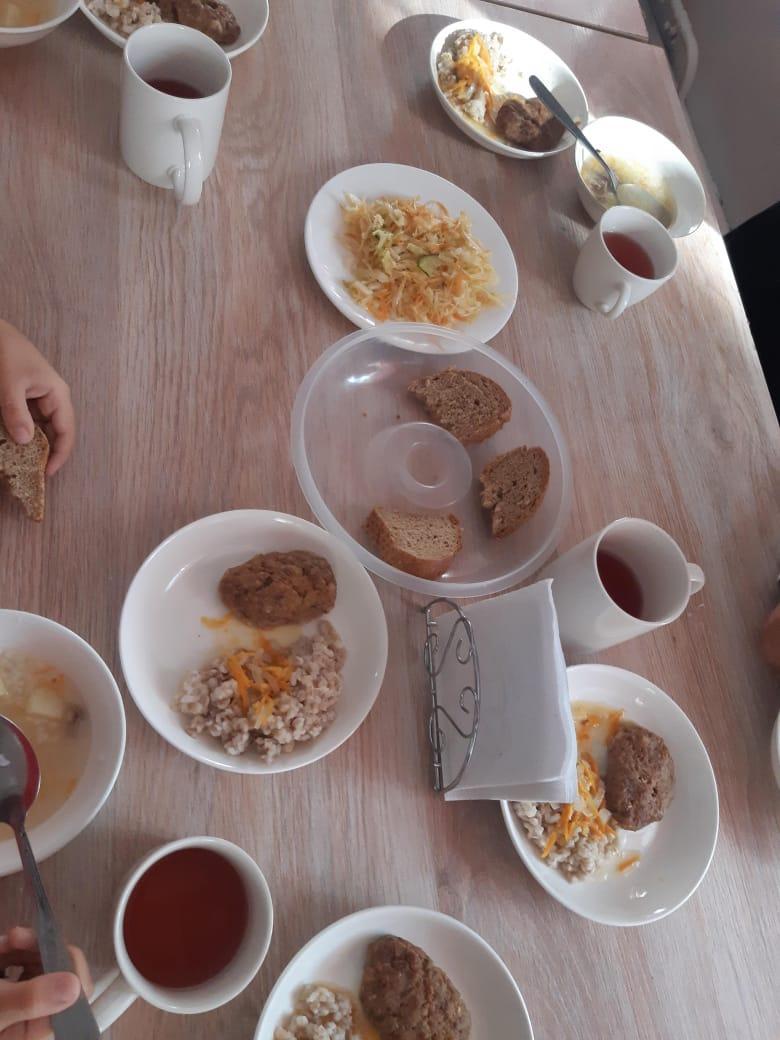 Ыстық тамақпен қамтылған оқушылардың тамақтануы