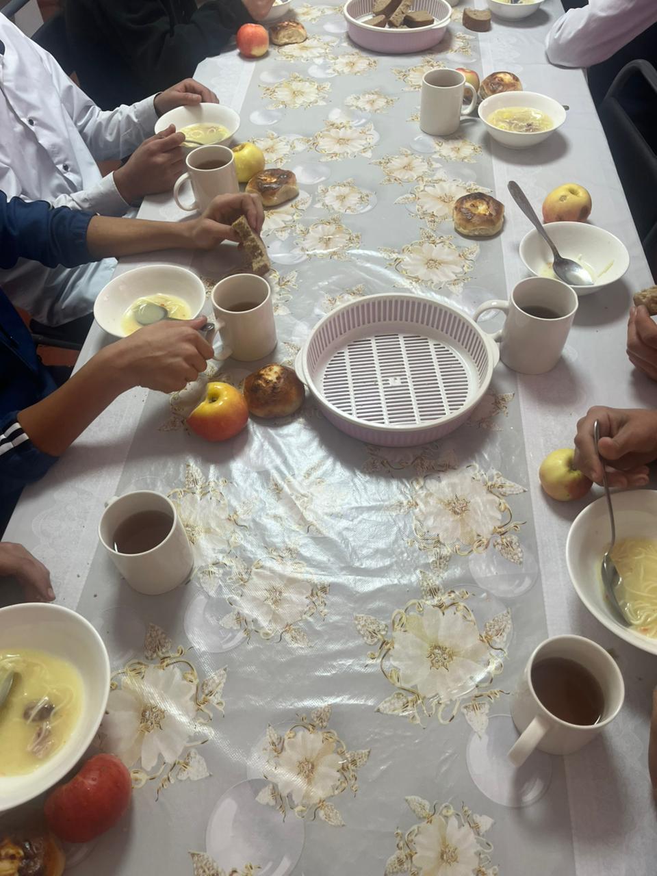 Тегін ыстық тамақпен қамтылған оқушылардың тамақтануы