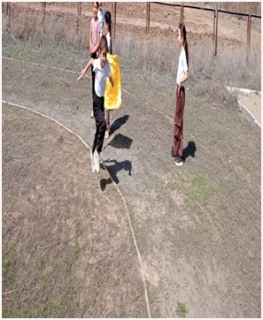 «Эстафеталық » ойыны. Құралдар мен қозғалмалы ойын