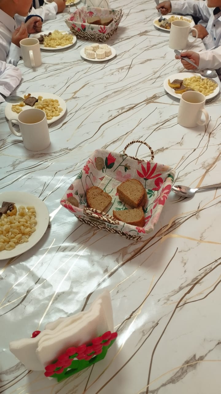 Тегін ыстық тамақпен қамтылған оқушылардың тамақтануы