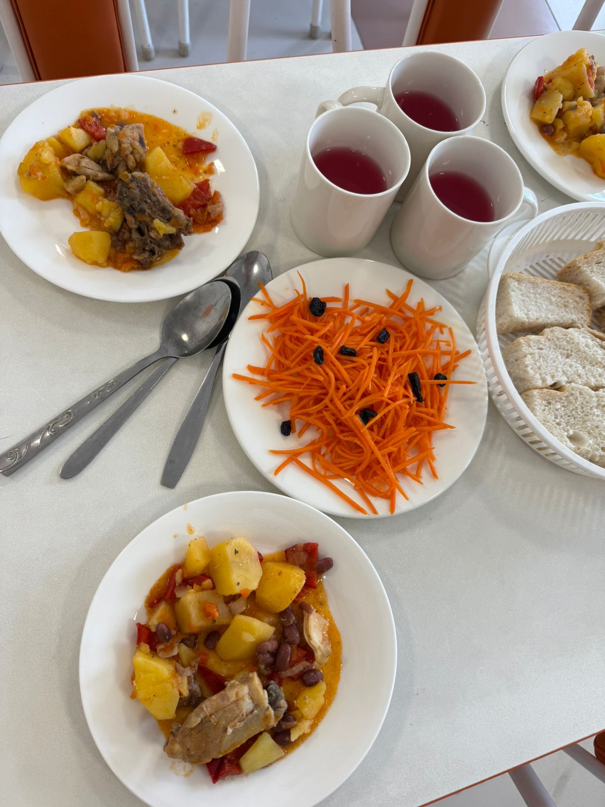 Тегін ыстық тамақпен қамтылған оқушылардың тамақтануы