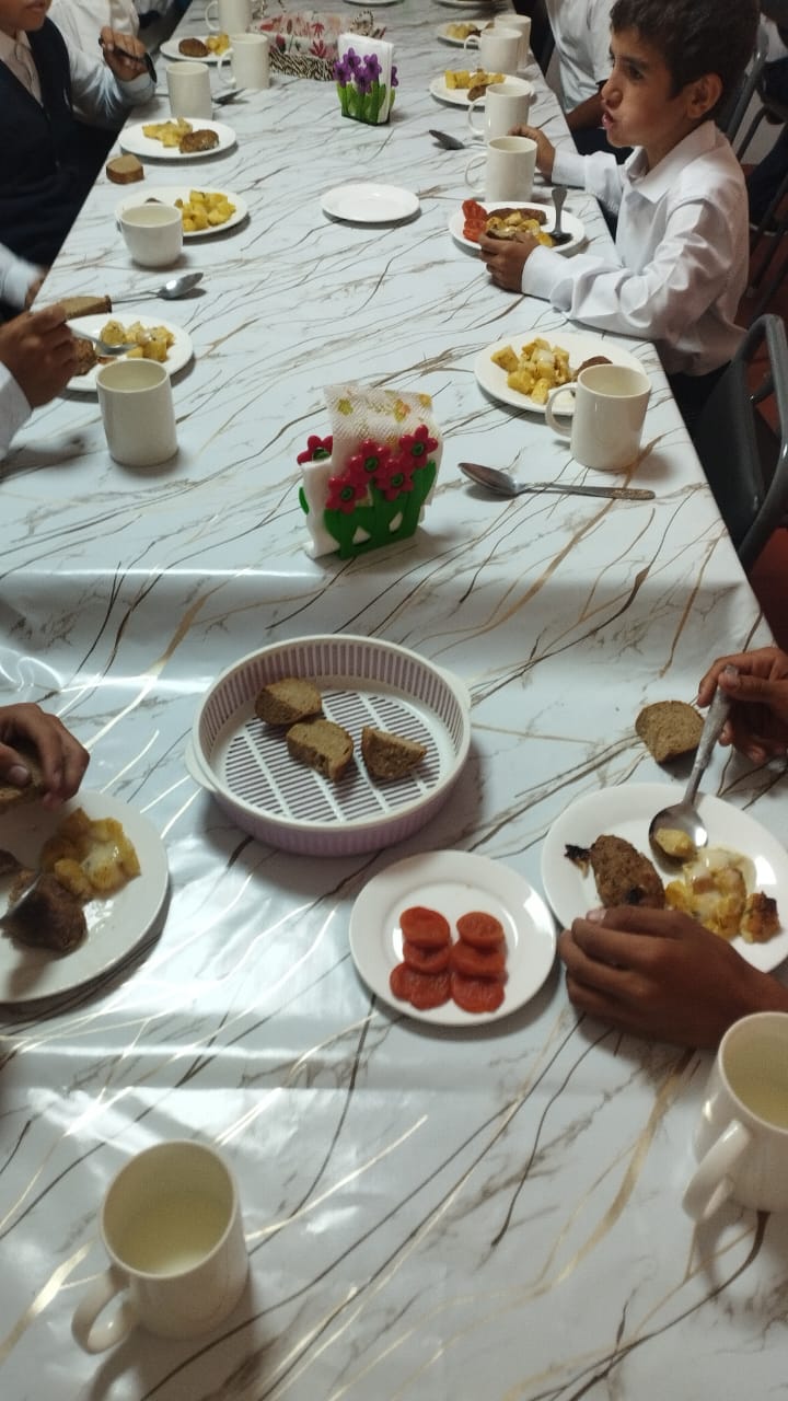 Тегін ыстық тамақпен қамтылған оқушылардың тамақтануы