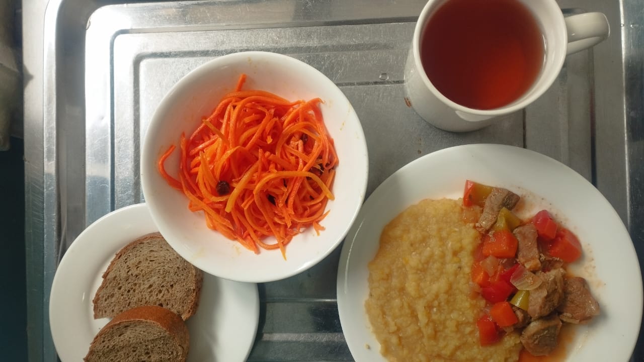 Тегін ыстық тамақпен қамтылған оқушылардың тамақтануы