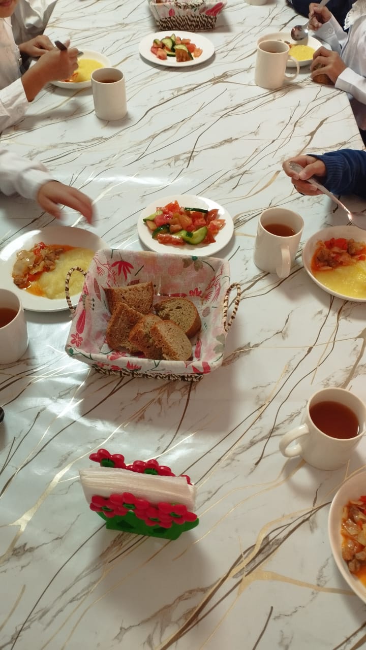 Тегін ыстық тамақпен қамтылған оқушылардың тамақтануы